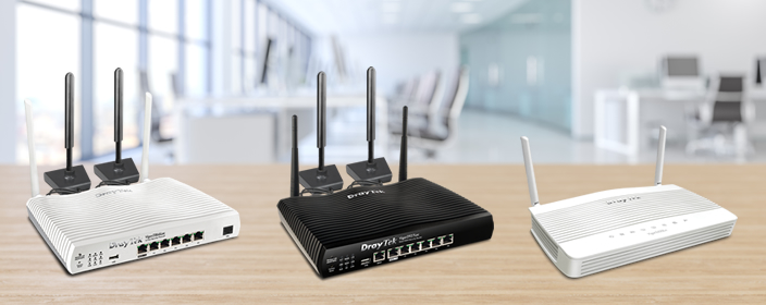 3 verschillende 4G routers van Draytek op een tafel